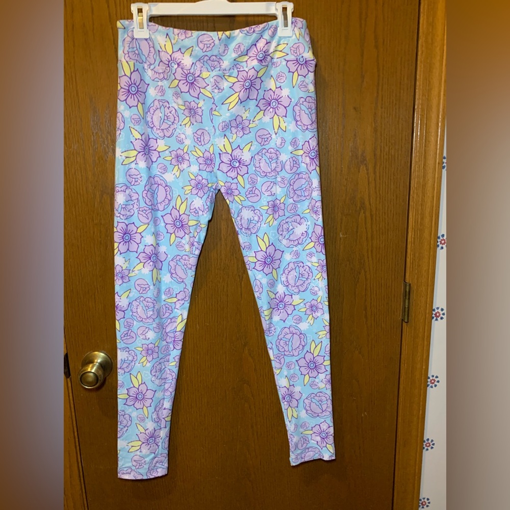 NWOT LuLaRoe Tall & Curvy Light Blue Floral Print Leggings